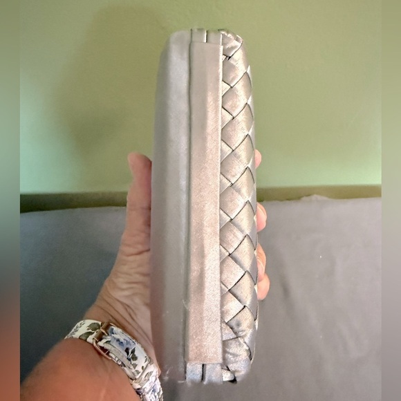 Elegant Silver Satin Woven Convertible Clutch/Shoulder Bag W/ Green Jewel Clasp - Picture 6 of 9